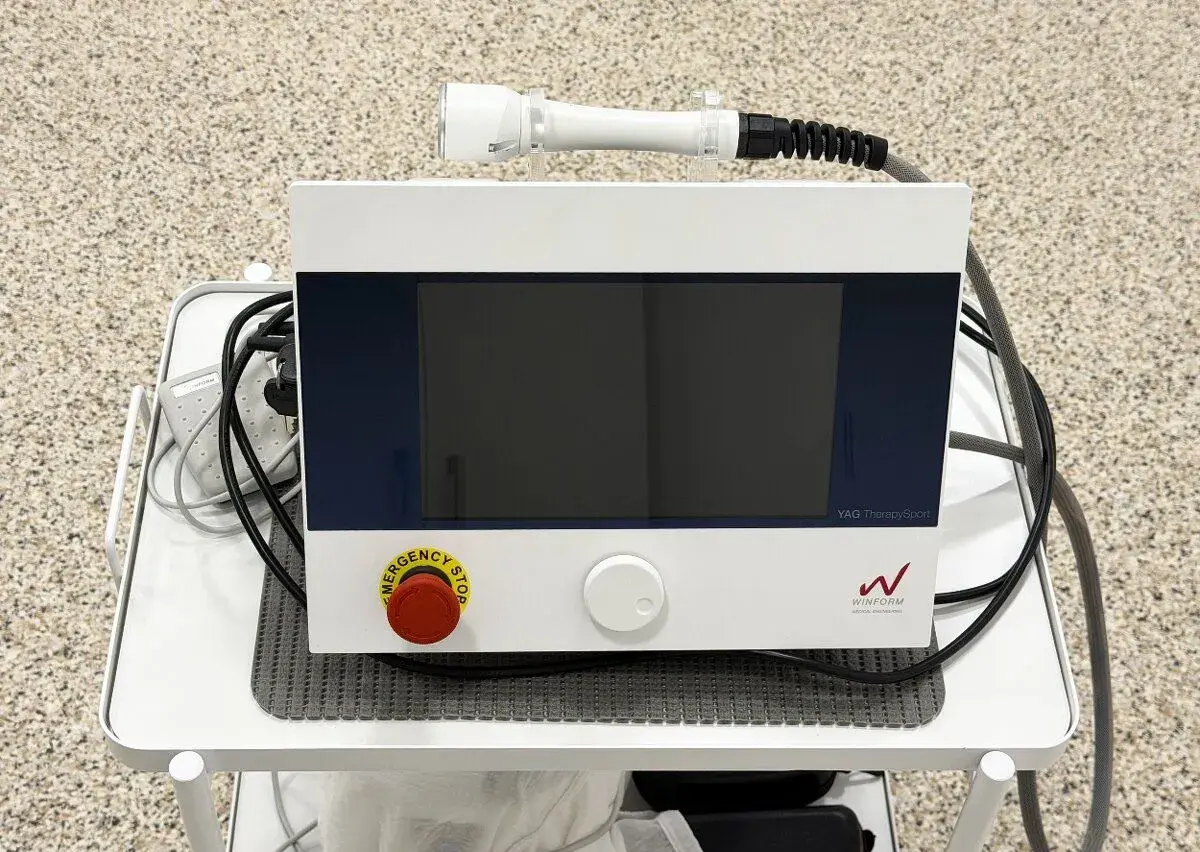 Vysokovýkonný terapeutický laser YAG Therapy SPORT
