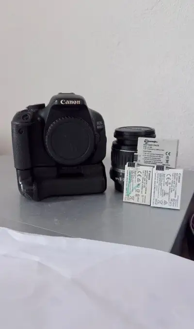 Canon EOS 600D + 18-55mm + Battery Grip + 3 batérie