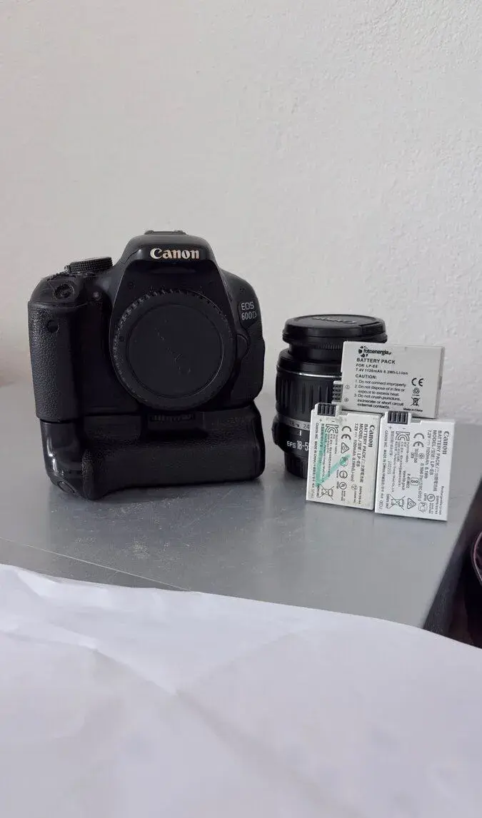 Canon EOS 600D + 18-55mm + Battery Grip + 3 batérie