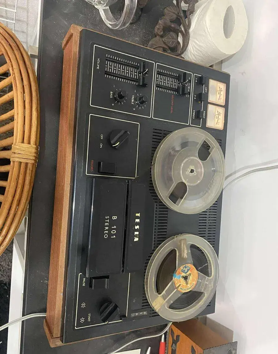 Kotúčový magnetofon Tesla B101 stereo plne funkčné