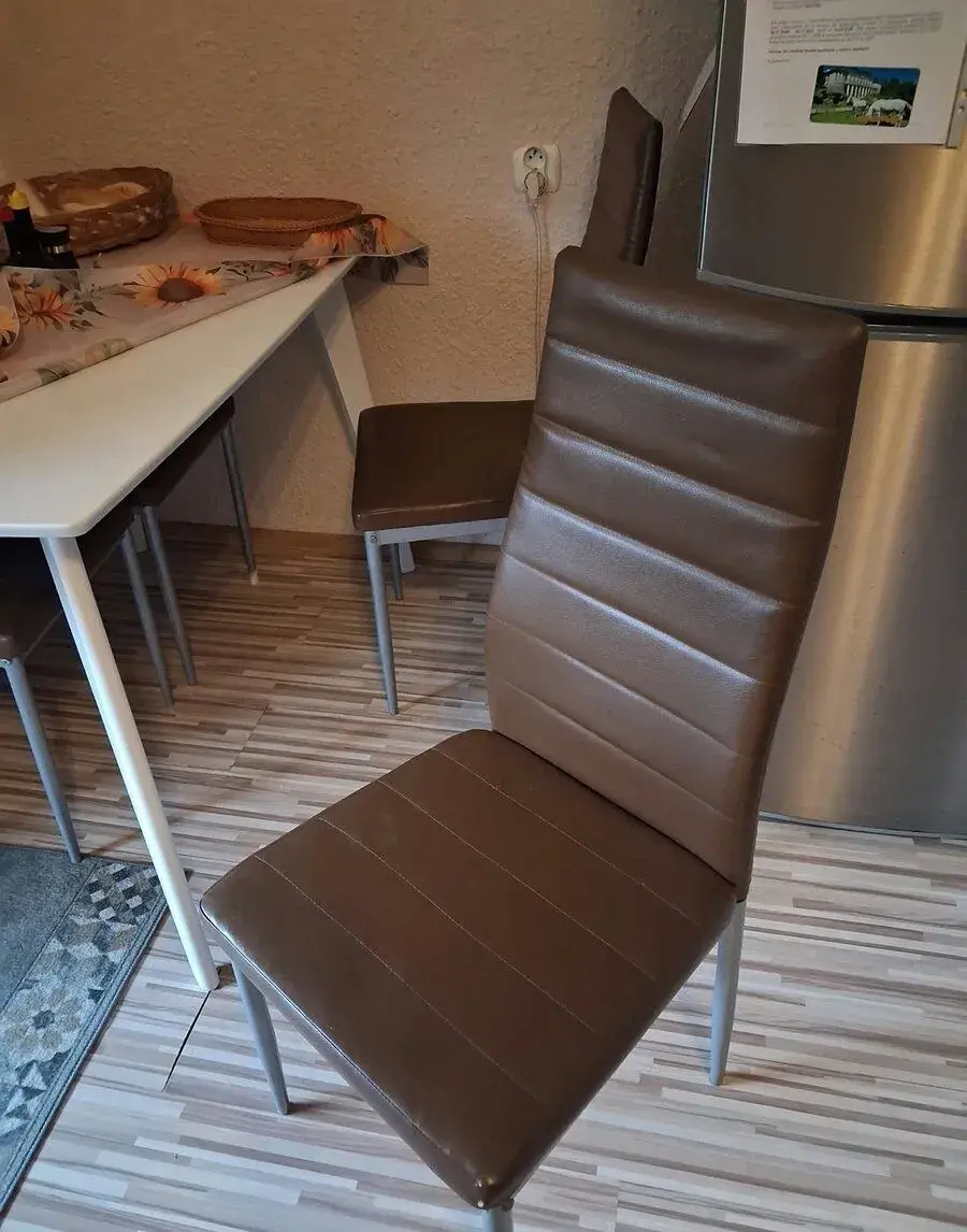 Jedálenský set stôl + 5 stoličiek