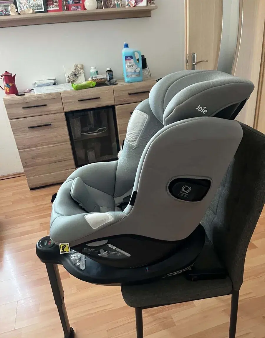 Detská otočná autosedačka Joie – sivá (isofix)