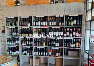 Regále zo zrušenej prevádzky, dvere-lietačky