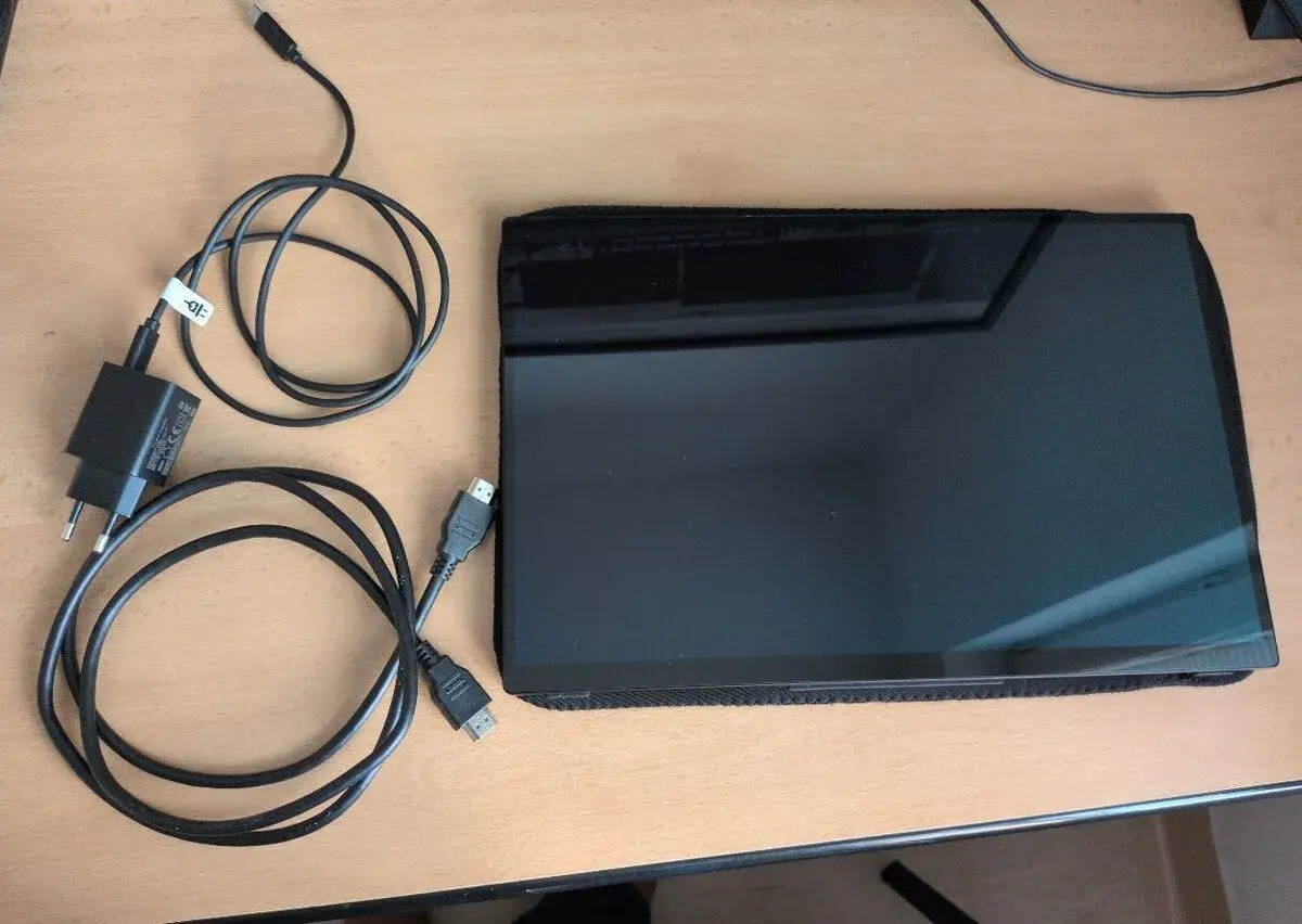 Prenosný oled monitor