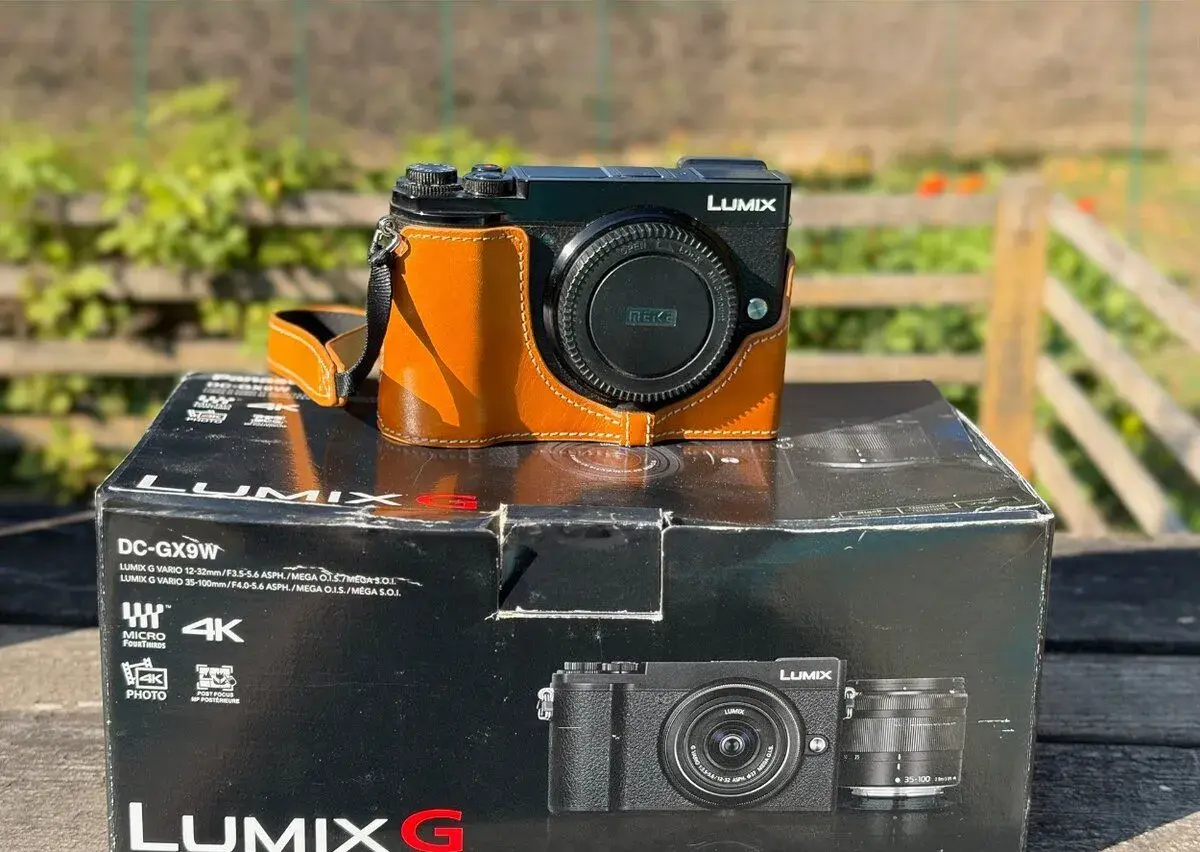 Panasonic Lumix DC-GX9 + kožené puzdro + 2x batéria + krabic