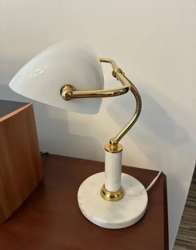 Stolová bankárska lampa s mramorovym stojanom