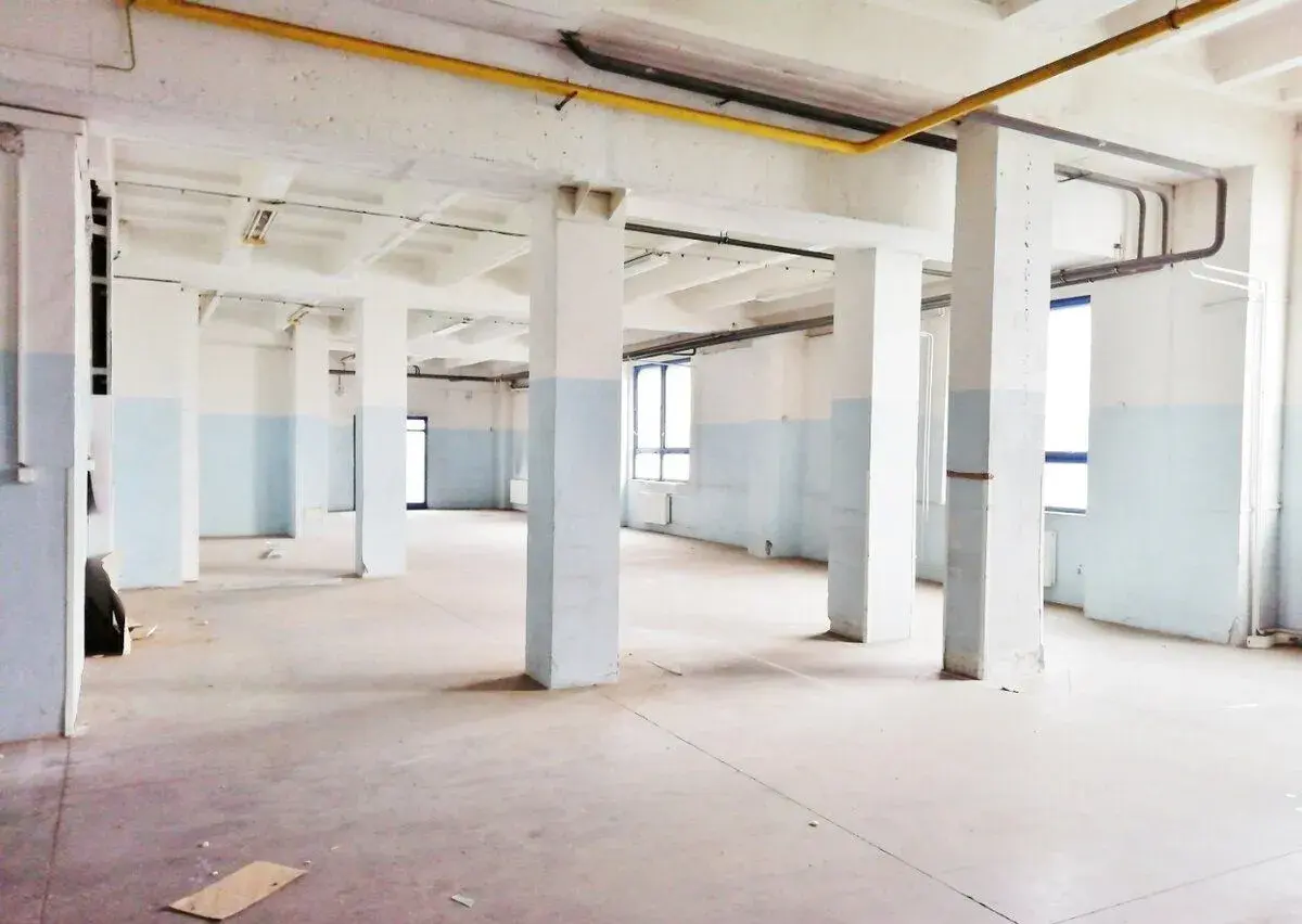 PREDAJ: Kancelárie + Hala, 2.050 m2, pozemok 6120 m2, Vrútky