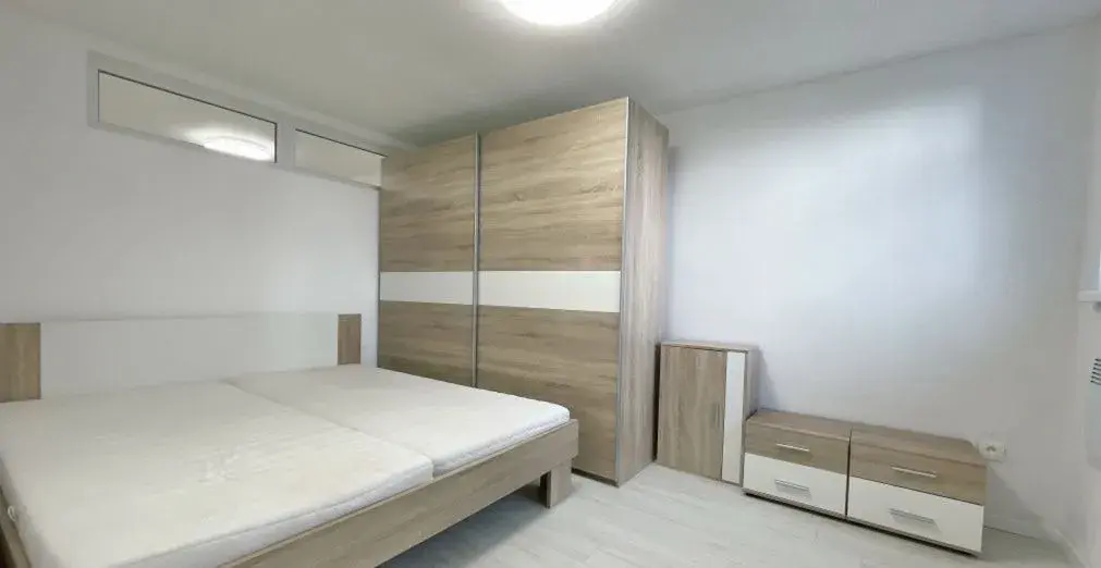 Sada - skriňa, posteľ a nočné stolíky