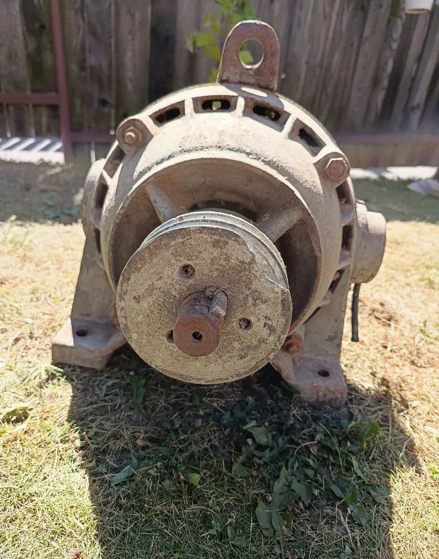 Starší masívny elektromotor 380 V