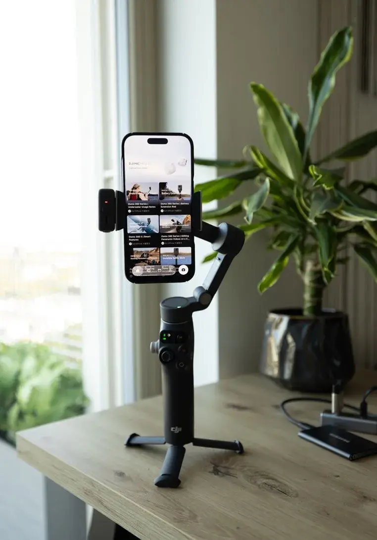 DJI Osmo Mobile 8 Advanced Tracking Combo