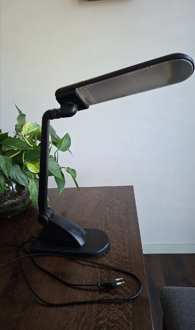Čierna polohovateľná stolná lampa