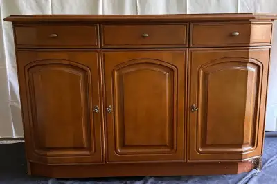 Priestranná komoda s 3 zásuvkami