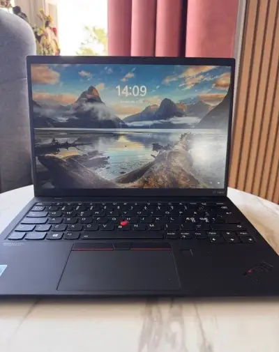 Superlahky nepouzivany Lenovo X1 Nano i5-11g 16GB - iba 900g