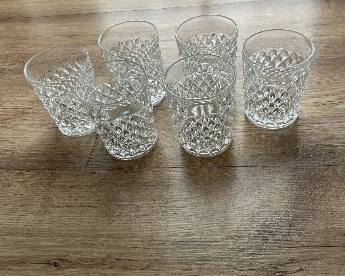 Poháre, taniere, misky, tácky