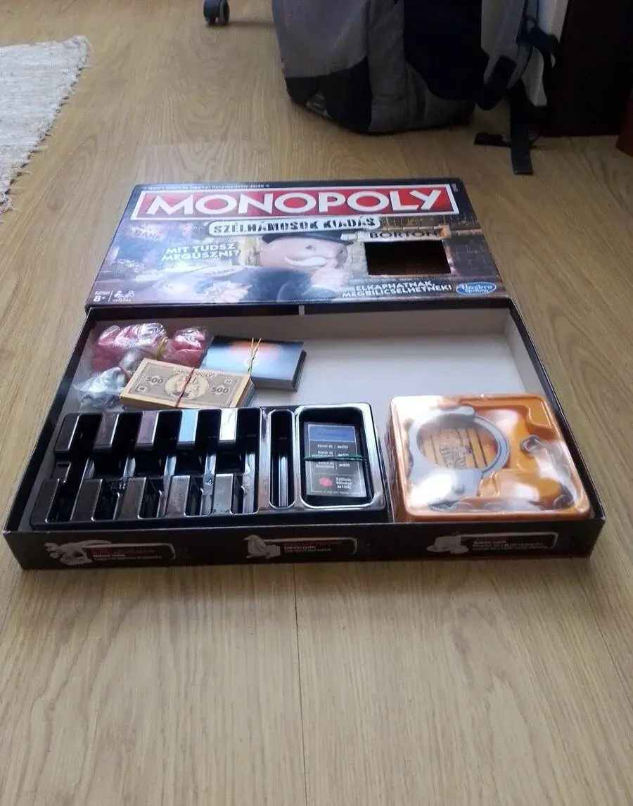 Spoločenskú hru monopoly.