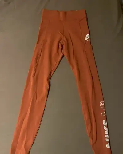 Lososové/staroružové Nike legíny na šport