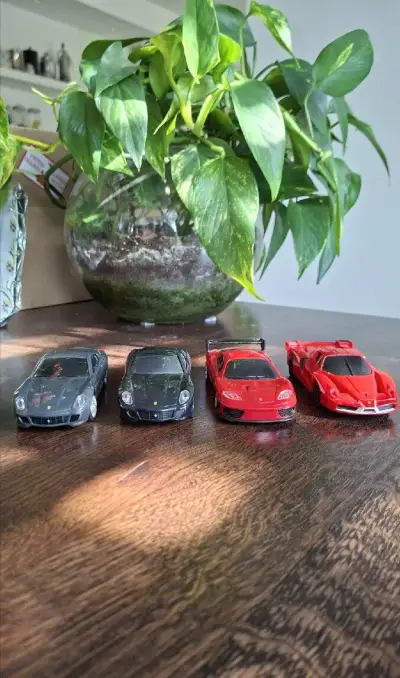 Set 4x zberateľských autíčok Ferrari