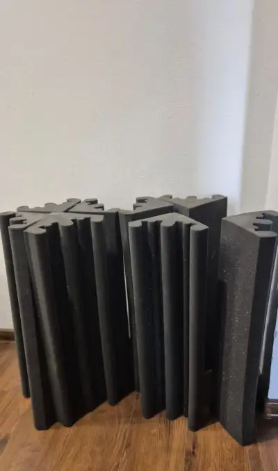 REZERVOVANE: Akustická pena do rohov