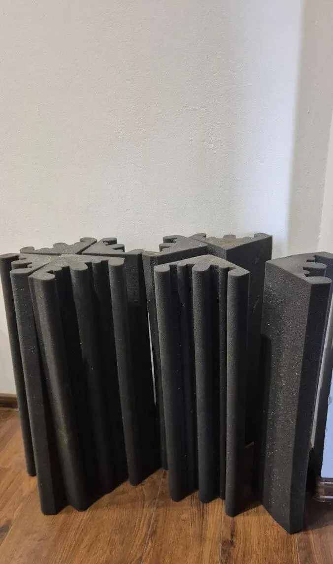 REZERVOVANE: Akustická pena do rohov
