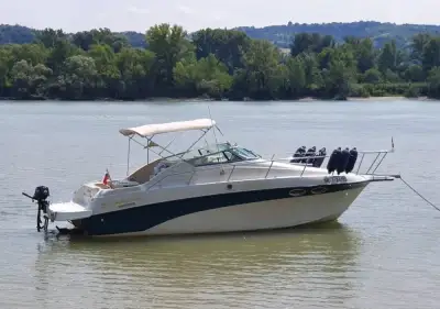CROWNLINE 26 kajutová motorová yachta s prívesom