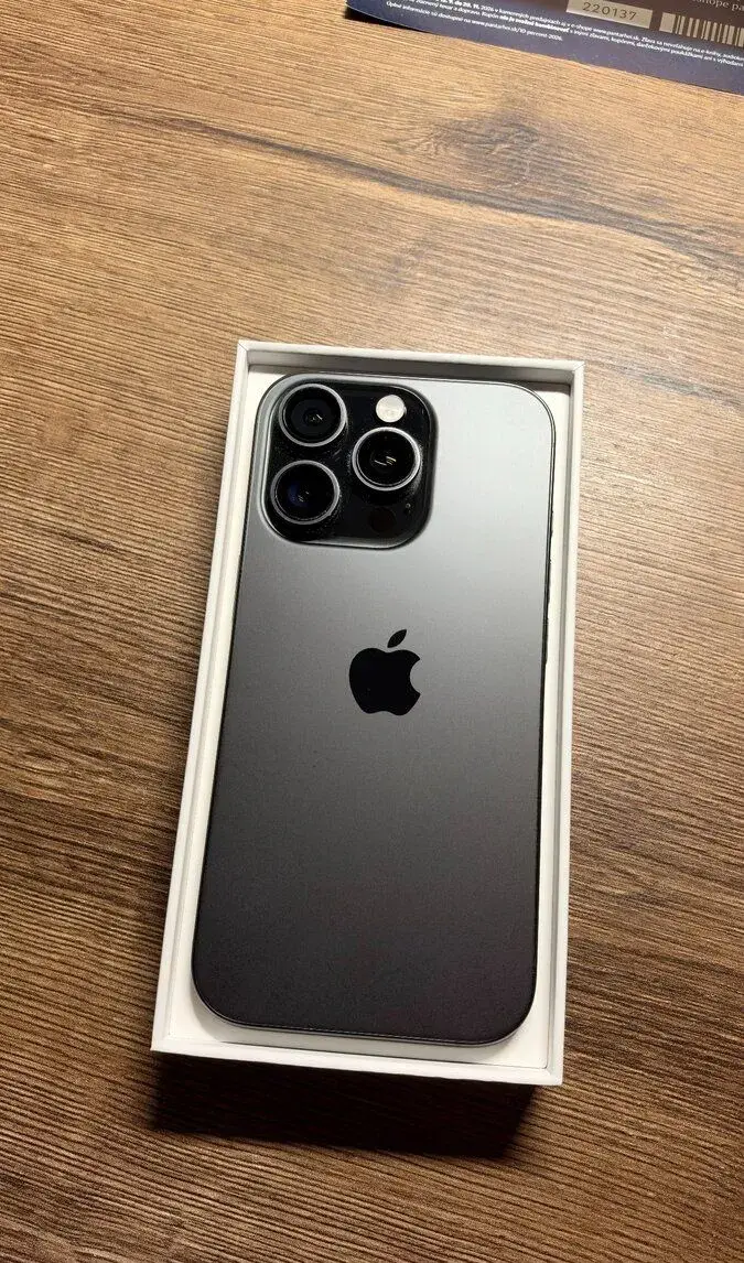 - iPhone 16 Pro 256 GB Black Titanium – výborný stav