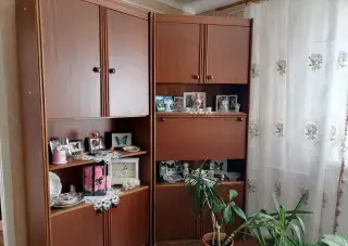Postel, obyvacia stena, kreslo, skriňa