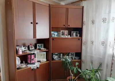 Postel, obyvacia stena, kreslo, skriňa