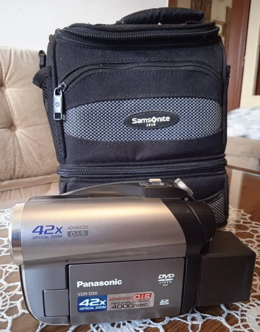 - Videokameru Panasonic VDR D 50