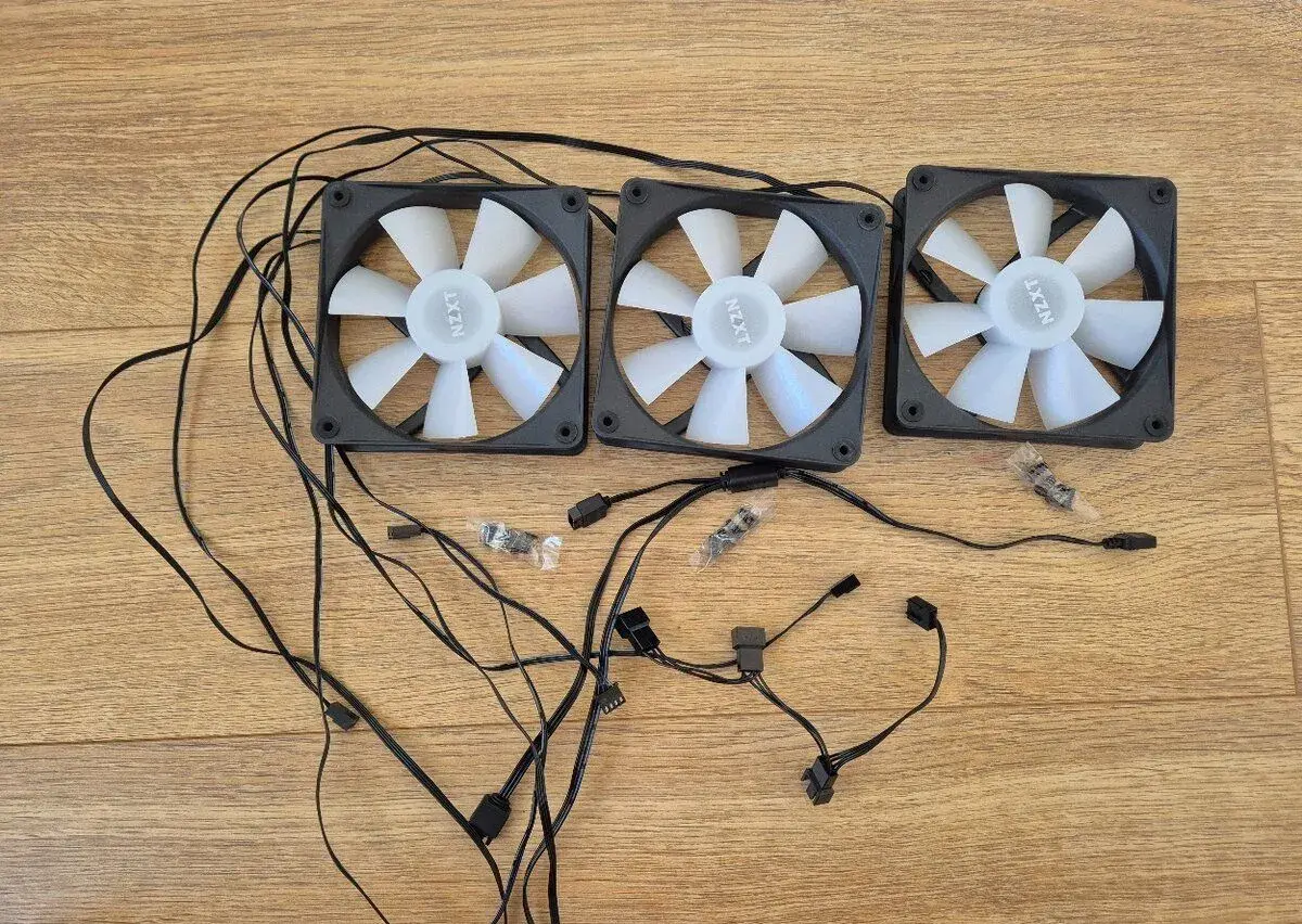 Spolu 3 ventilátory NZXT 120mm, RGB