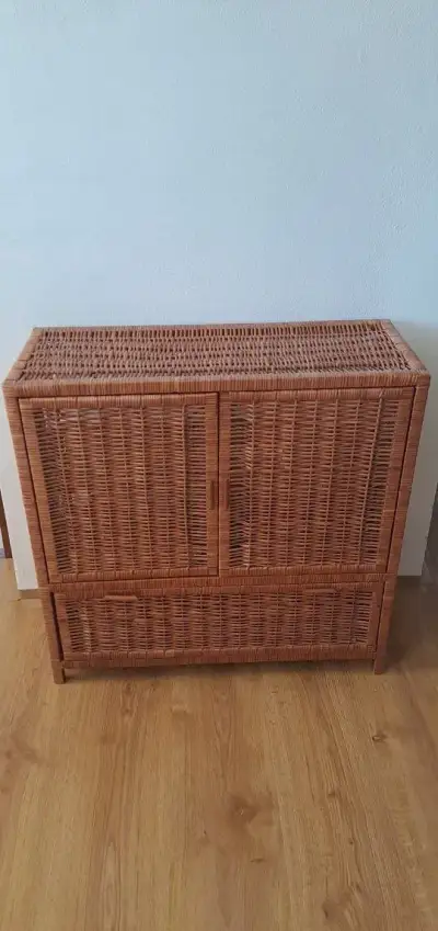 Pekna ratanova skrinka 70x70x27cm.