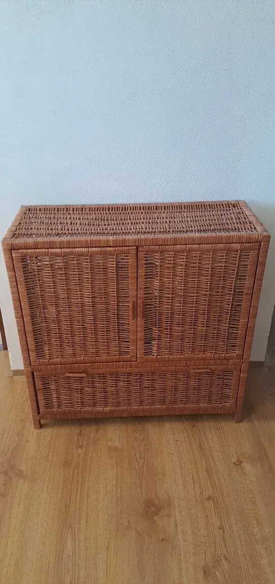 Pekna ratanova skrinka 70x70x27cm.
