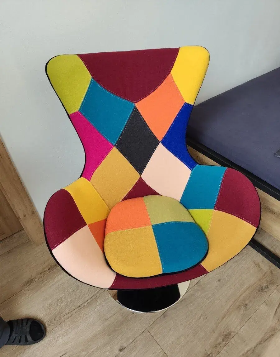 Dizajnové otočné kreslo – farebný patchwork