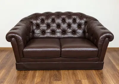 Elegantnú koženú dvojmiestnu sedačku.