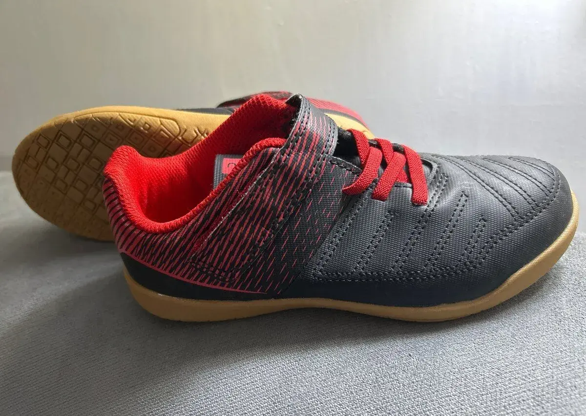 Kipsta 100 Detská futsalová obuv 100 (EUR 33 / 20,5 CM)
