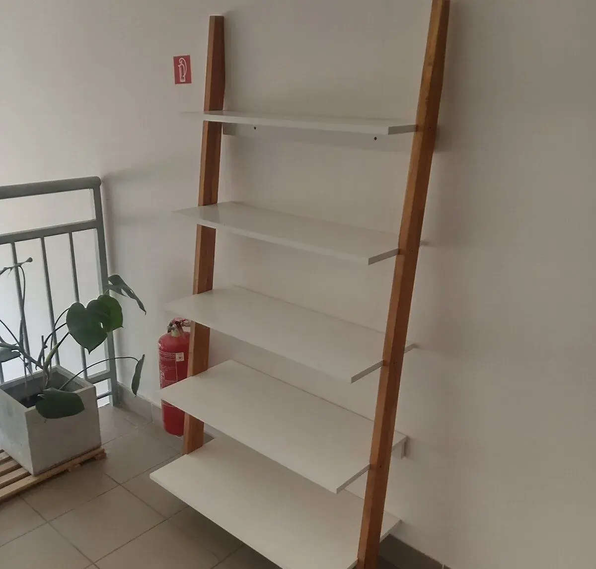 Policový regál/knižnica masív orech