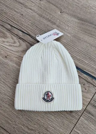Biela smotanova ciapka Moncler