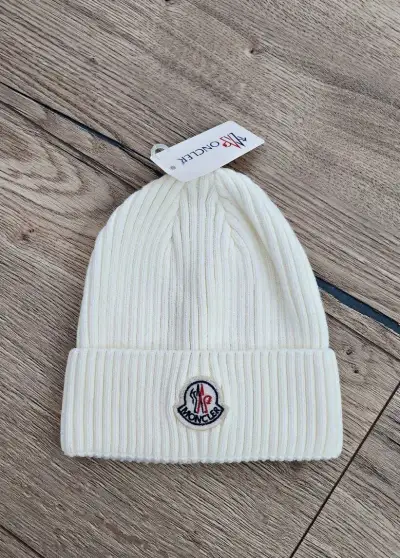 Biela smotanova ciapka Moncler