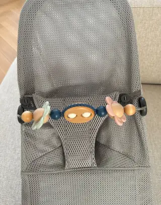 Lehátko BABYBJÖRN lehatka s hračkou