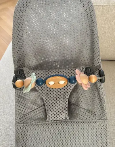 Lehátko BABYBJÖRN lehatka s hračkou