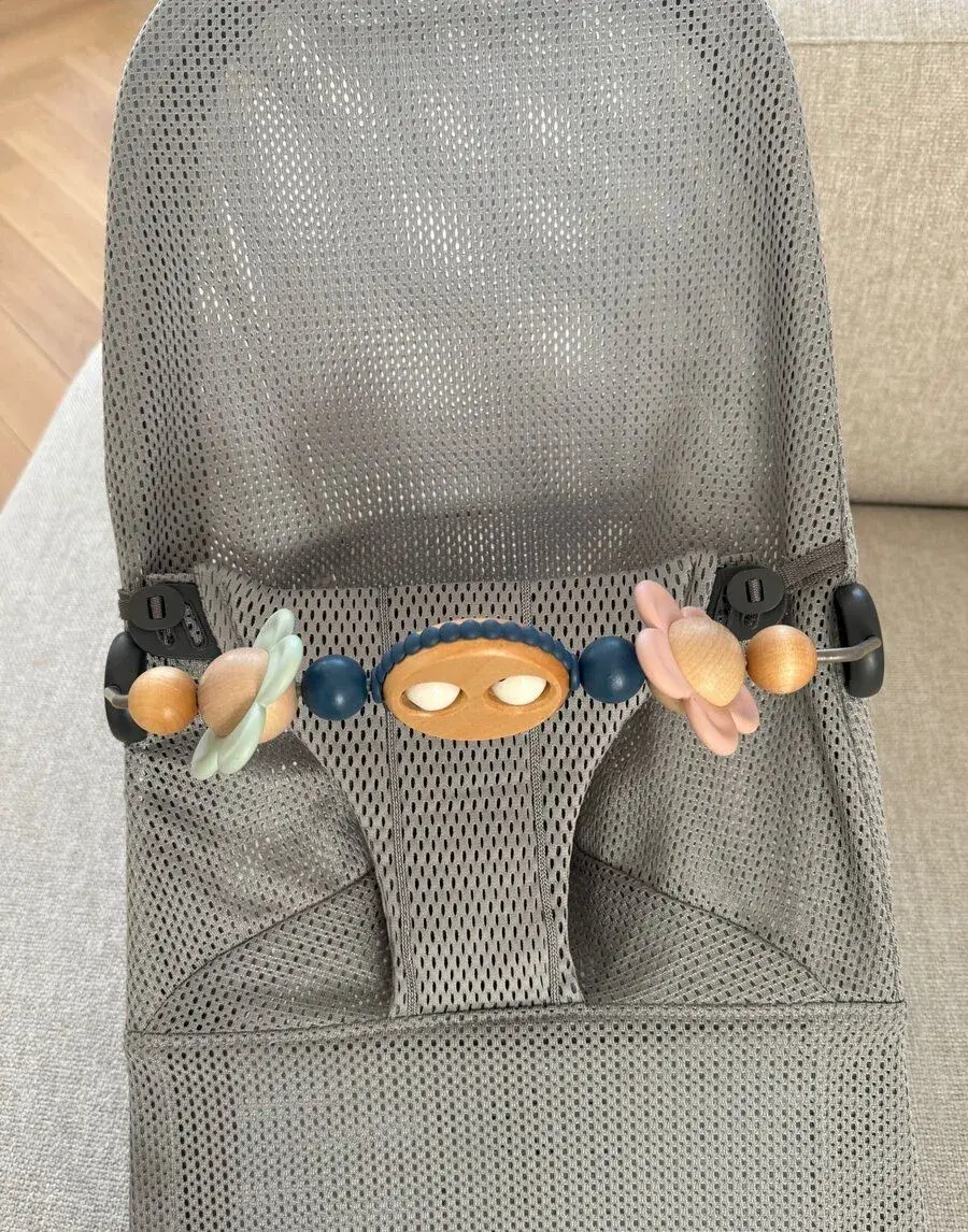 Lehátko BABYBJÖRN lehatka s hračkou