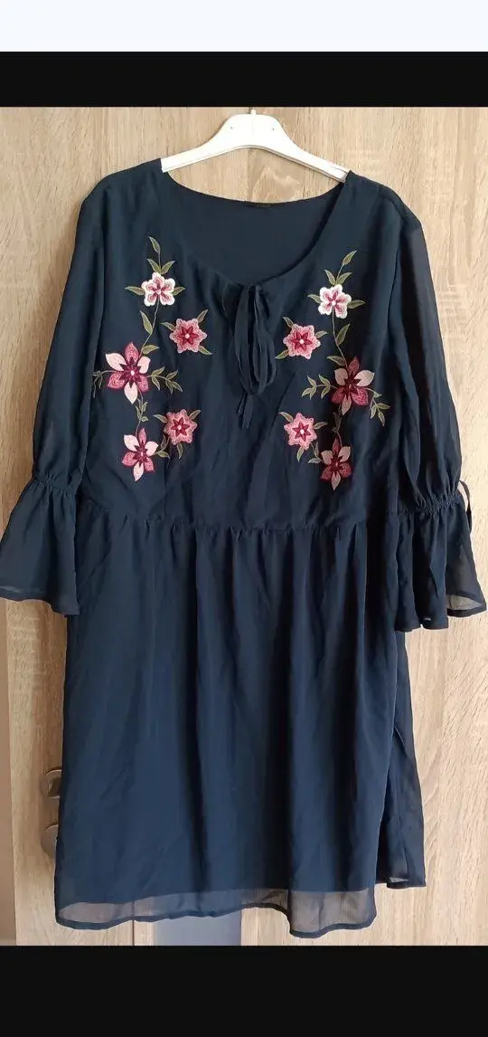 Šaty s folklórnym motívom