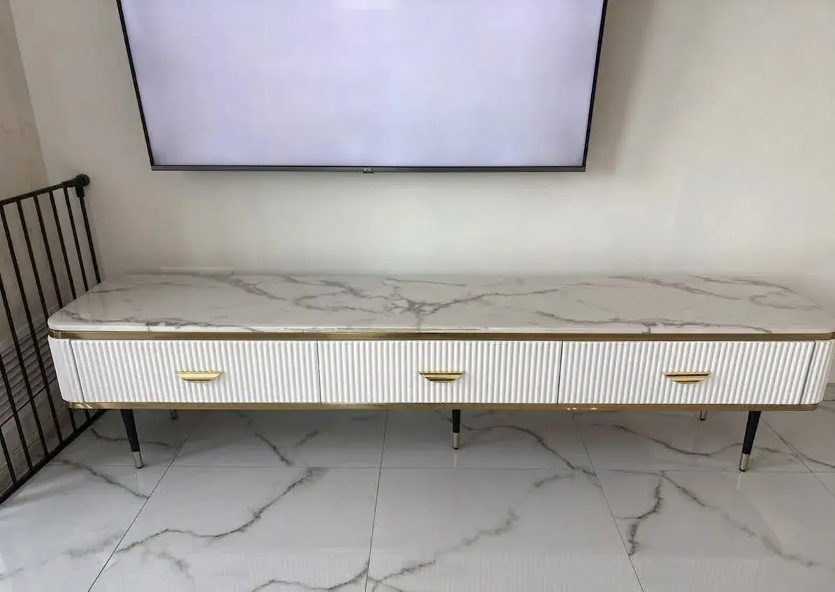 Luxusná TV skrinka / stolík – biely mramorový dizajn a zlaté