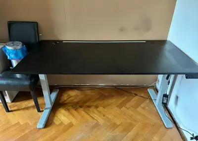 Výškovo nastaviteľný stôl značky AlzaErgo Table ET2 sivý