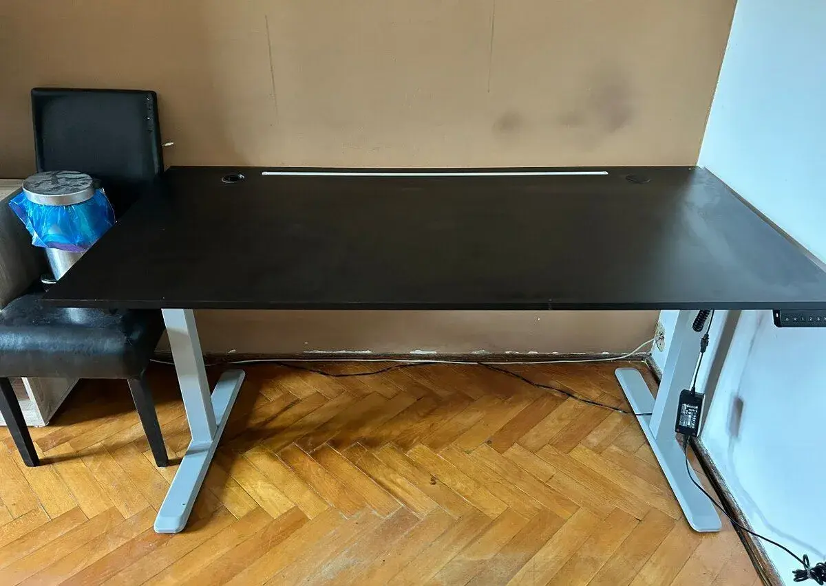 Výškovo nastaviteľný stôl značky AlzaErgo Table ET2 sivý