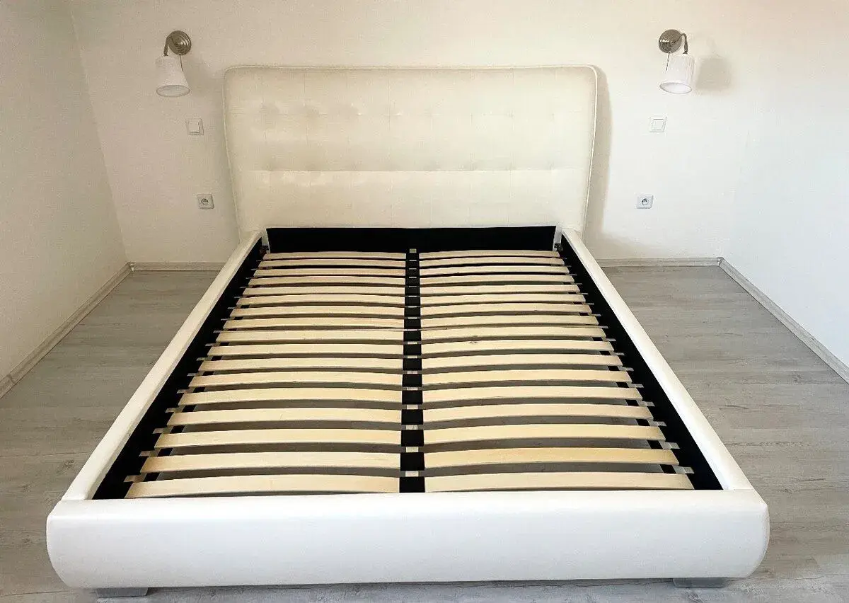 Elegantnú a modernú manželskú posteľ v stave ako nová