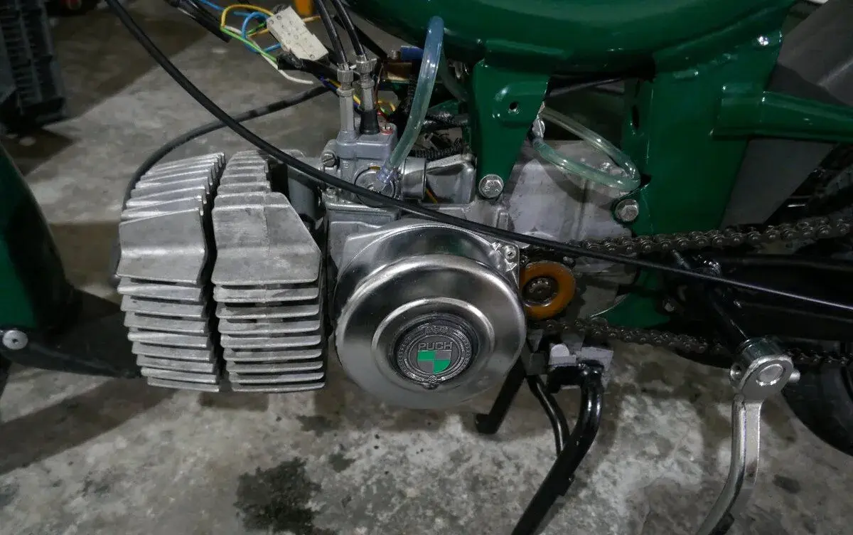 Motor bez karburátoru.