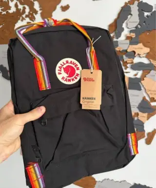 Vodoodolný Fjällräven Kånken 16 l čierny „Rainbow“