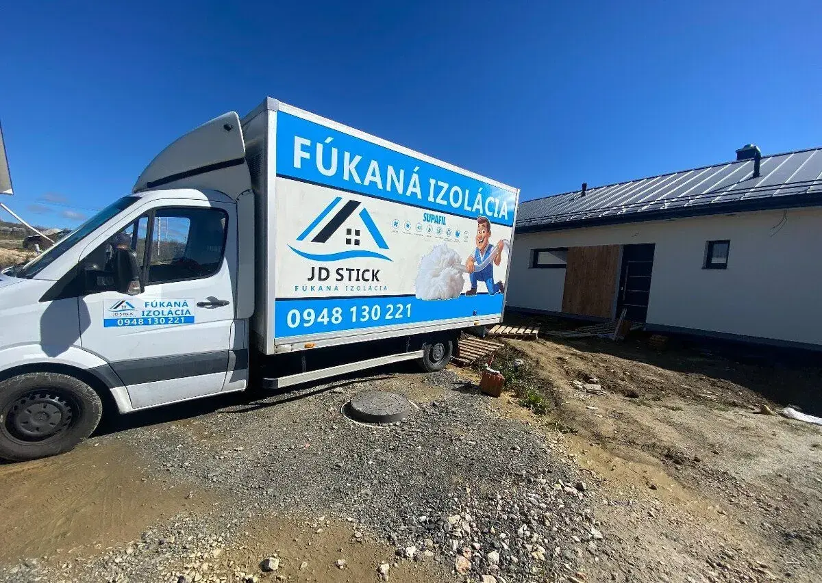 Fúkaná🔸striekaná izolácia – 🔸rýchle, učinné zateplenie