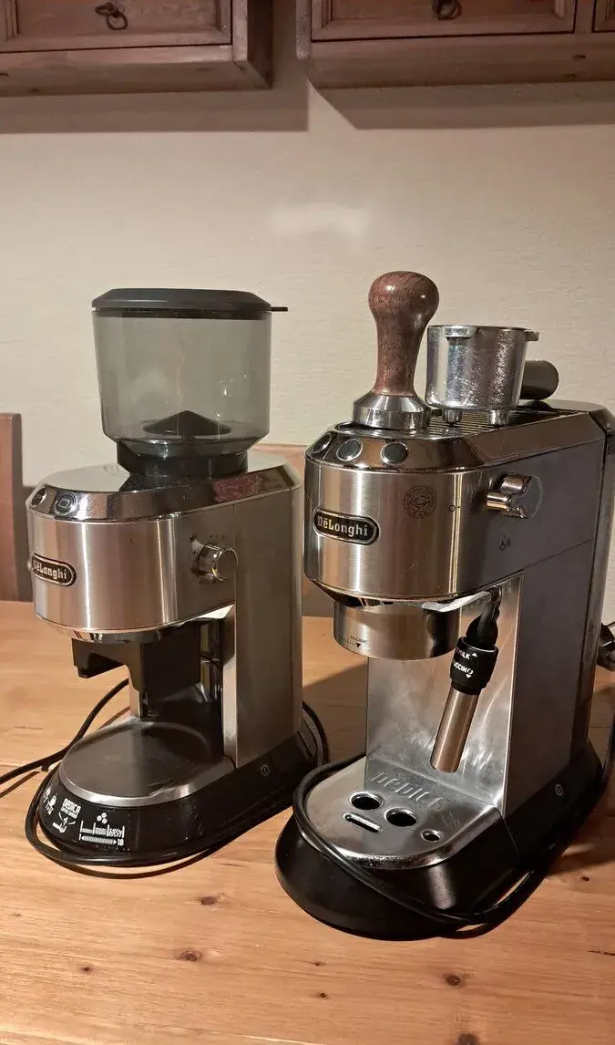 Mlynček a kávovar Delonghi Dedica