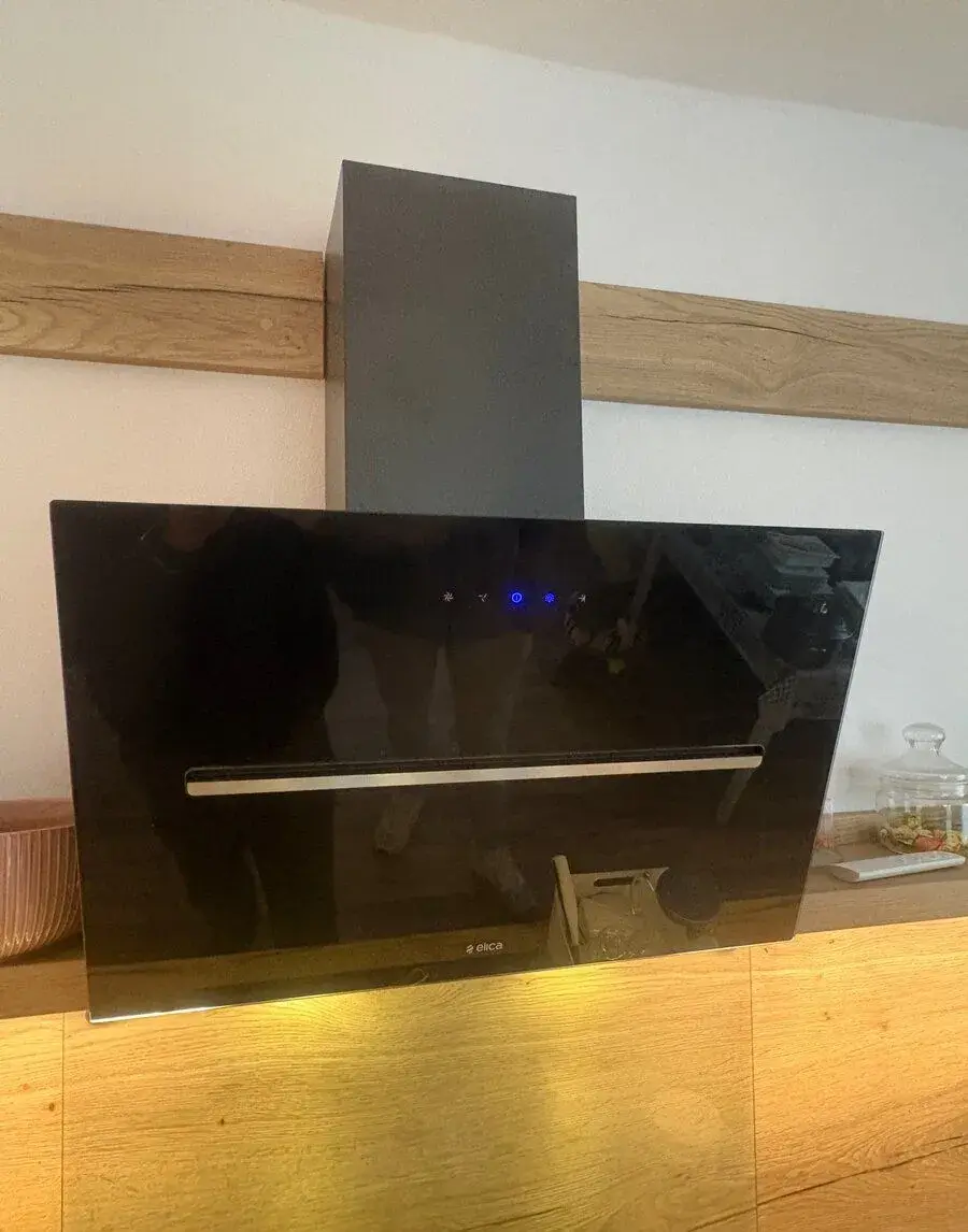 Digestor Elica Shy 60 cm – šikmý, čierne sklo